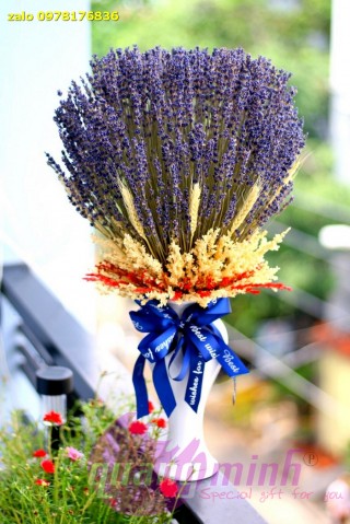 Lọ hoa lavender khô chưng Tết 2022 (Bình gốm trắng)